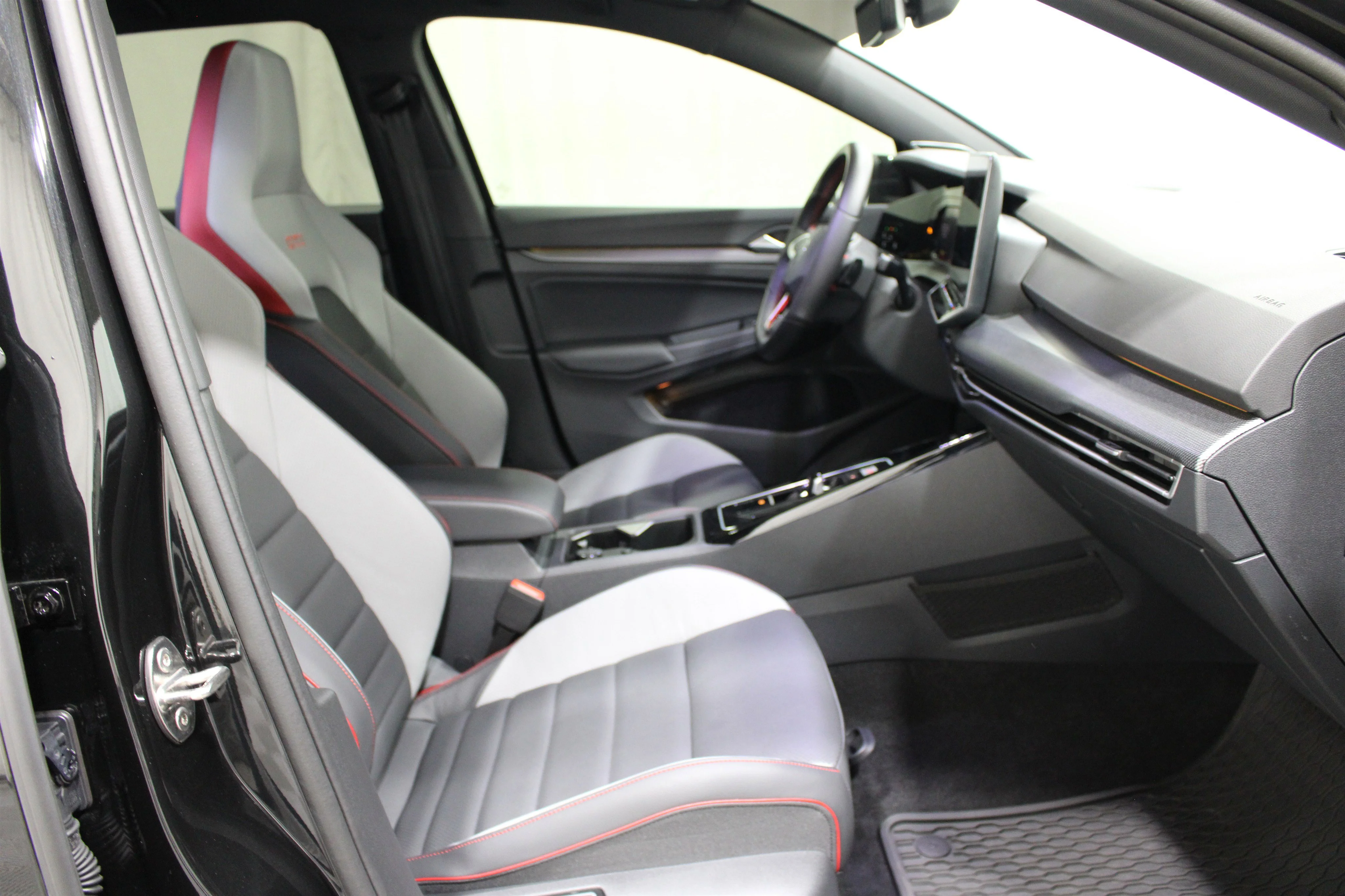 2025 Volkswagen Golf GTI SE - Photo 28