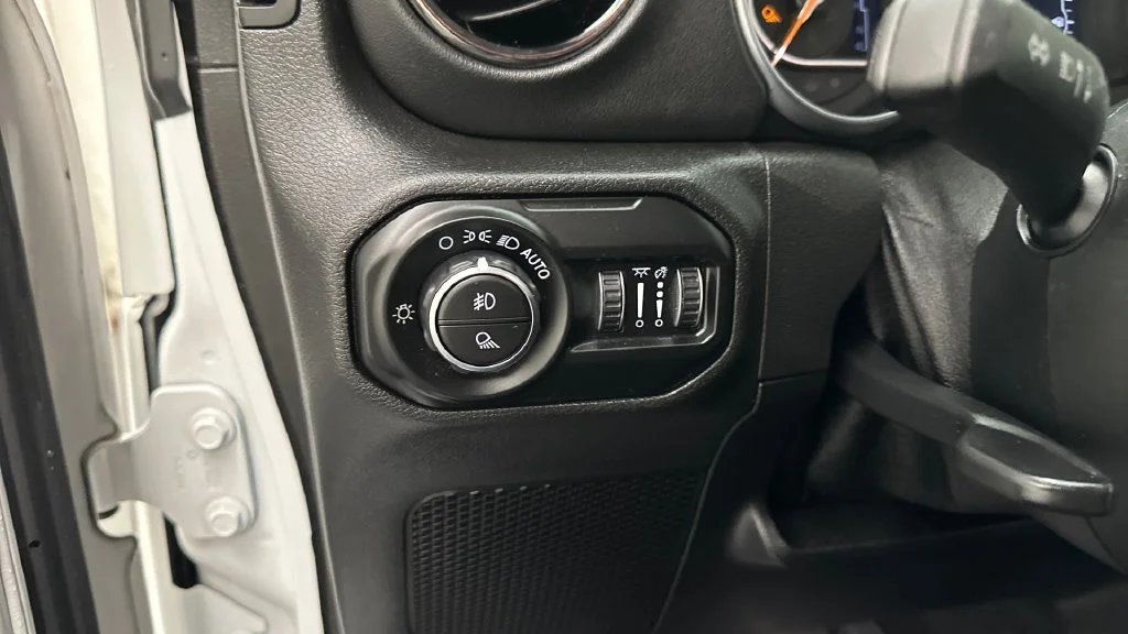 Used 2021 White Jeep High Altitude image 32