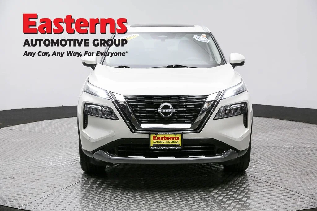 Used 2023 White Nissan SL image 2