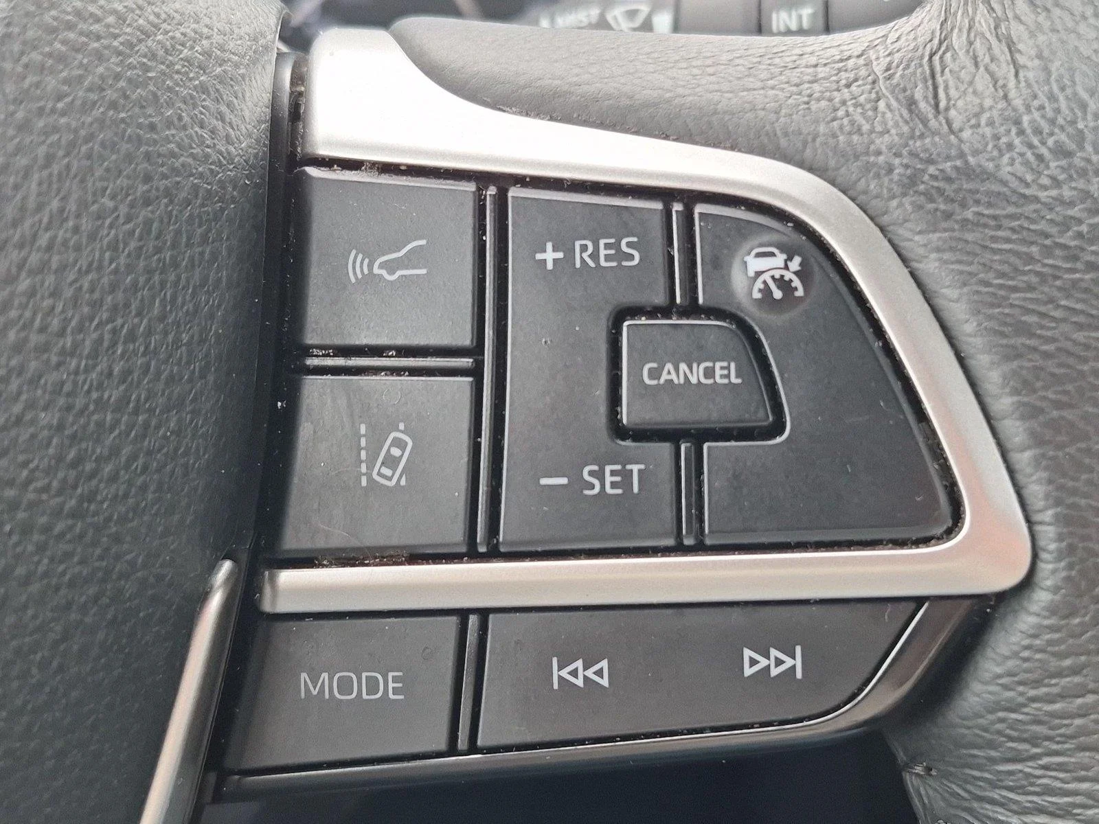 Used 2025 Wind Chill Pearl Toyota XLE image 20