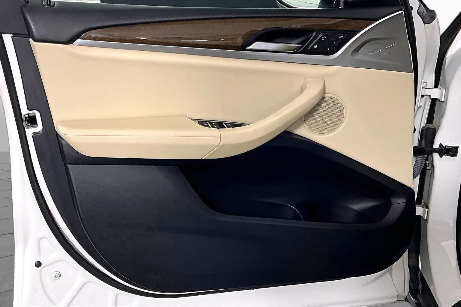 Used 2019 Alpine White BMW sDrive30i image 21