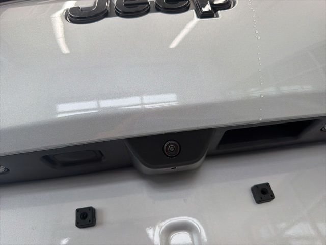 New 2026 Silver Zynith Exterior Paint Jeep Laredo image 7