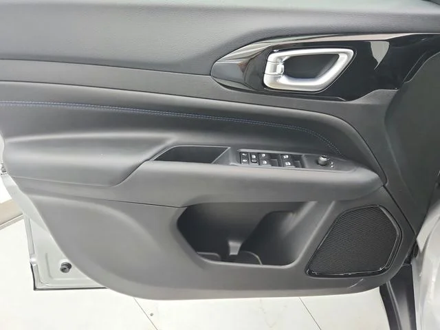 New 2026 Silver Zynith Metallic Clearcoat Jeep Latitude image 31