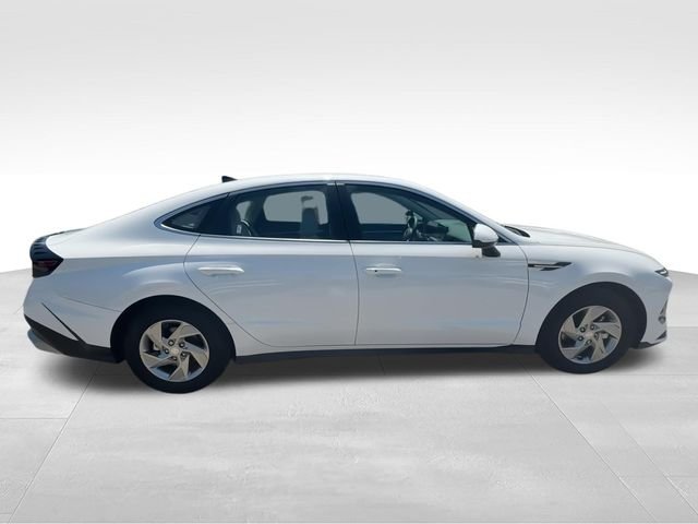 Used 2025 White Hyundai SE image 9