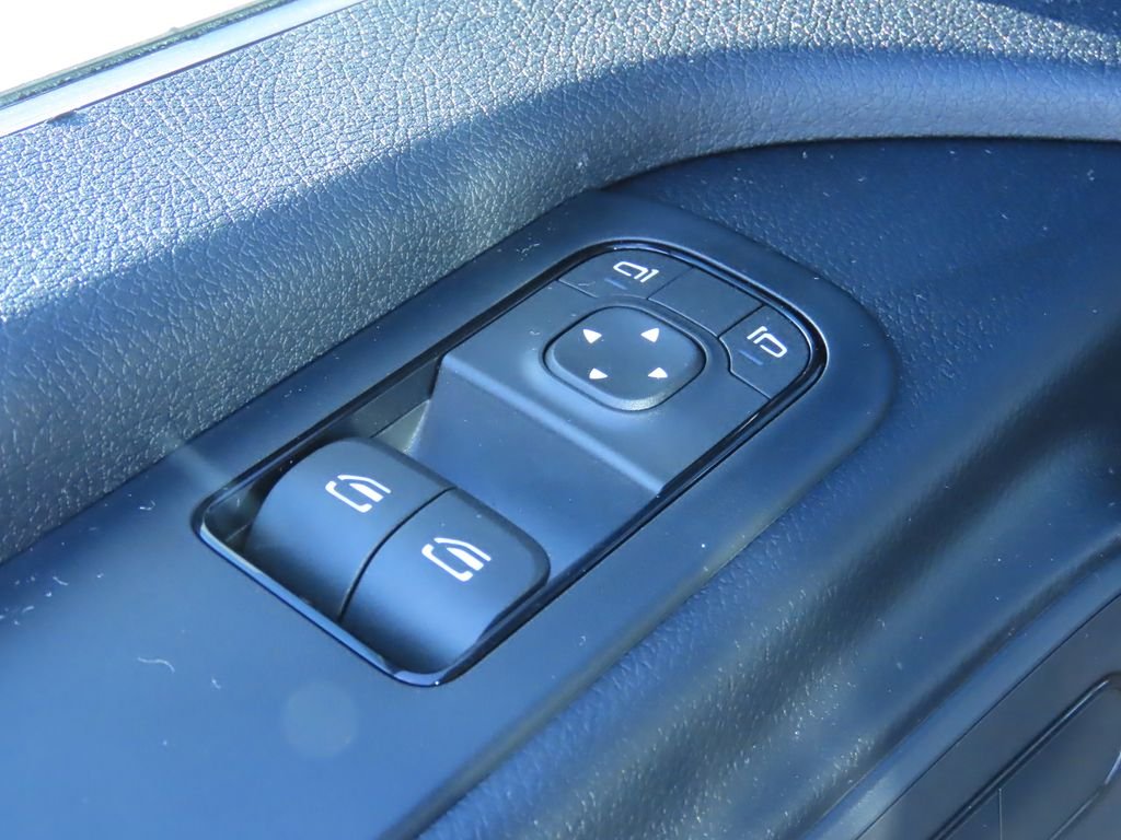Used 2025  Mercedes-Benz Cargo 170 WB image 23