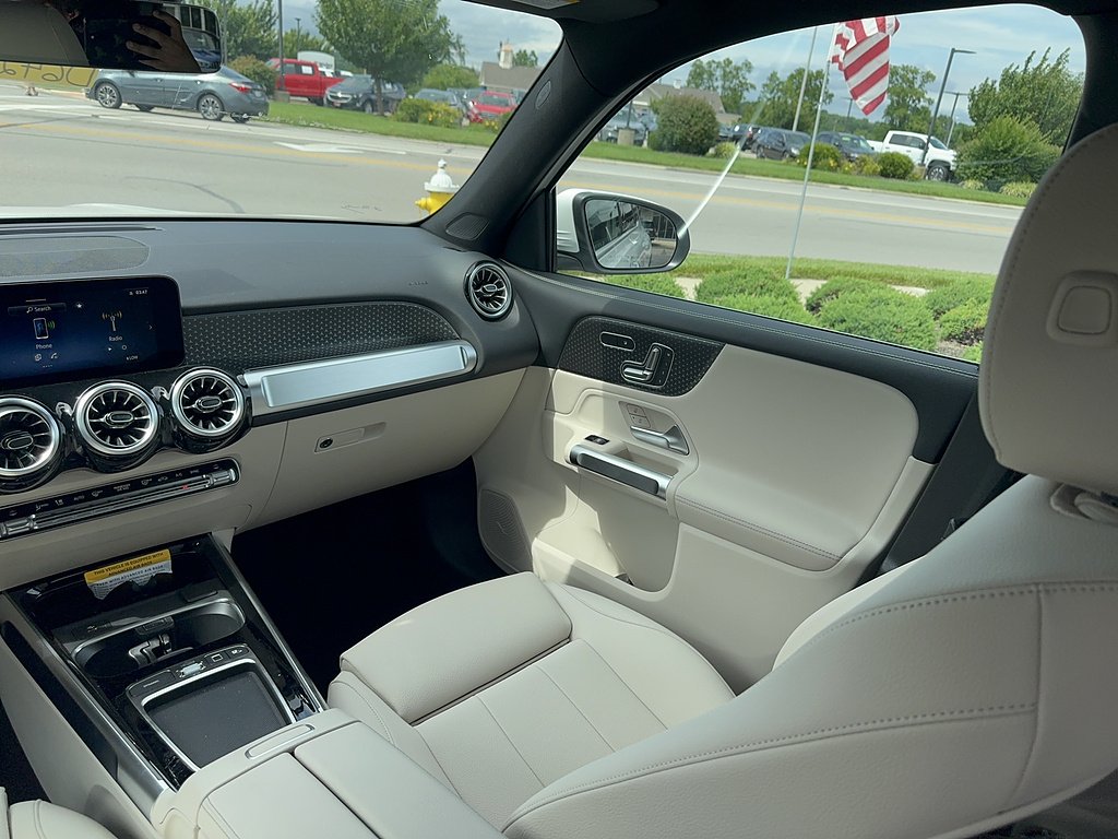 Used 2025 Polar White Mercedes-Benz GLB 250 4MATIC® image 12