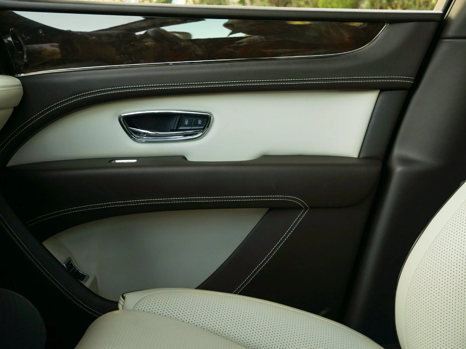Certified Used 2023 White Sand by Mulliner Bentley  image 15