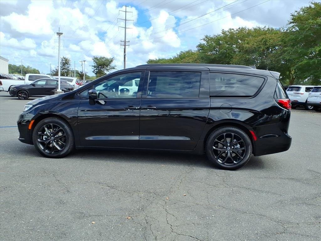 New 2026 Diamond Black Crystal Pearl-Coat Exterior Paint Chrysler Limited image 16
