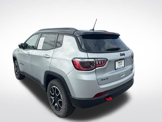 Used 2025 Silver Jeep Trailhawk image 3
