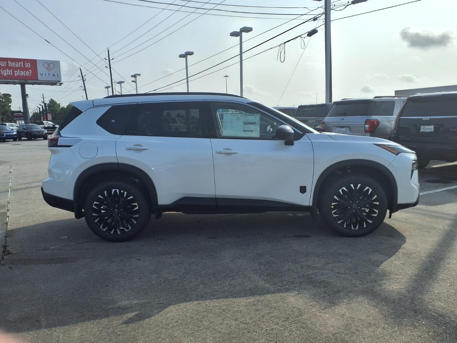 New 2026 Everest White Pearl TriCoat Nissan Dark Armor™ image 7