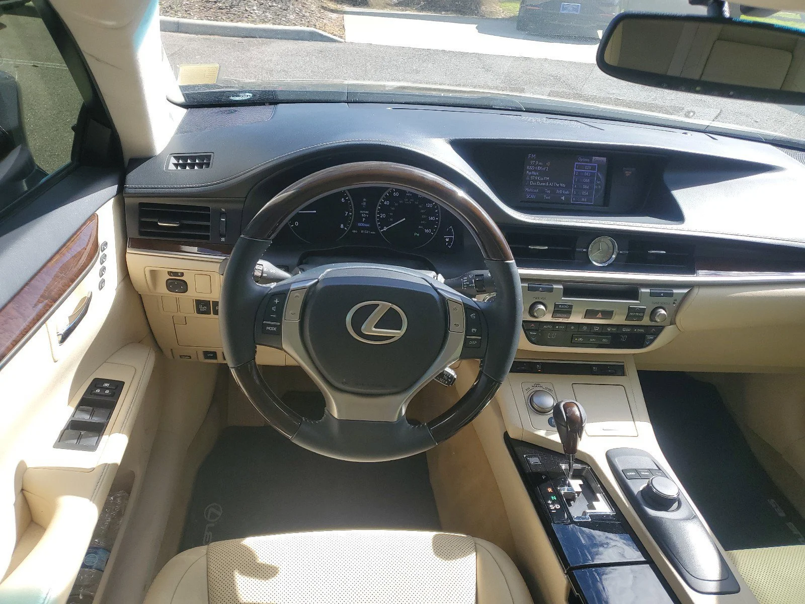 Used 2014  Lexus  image 26