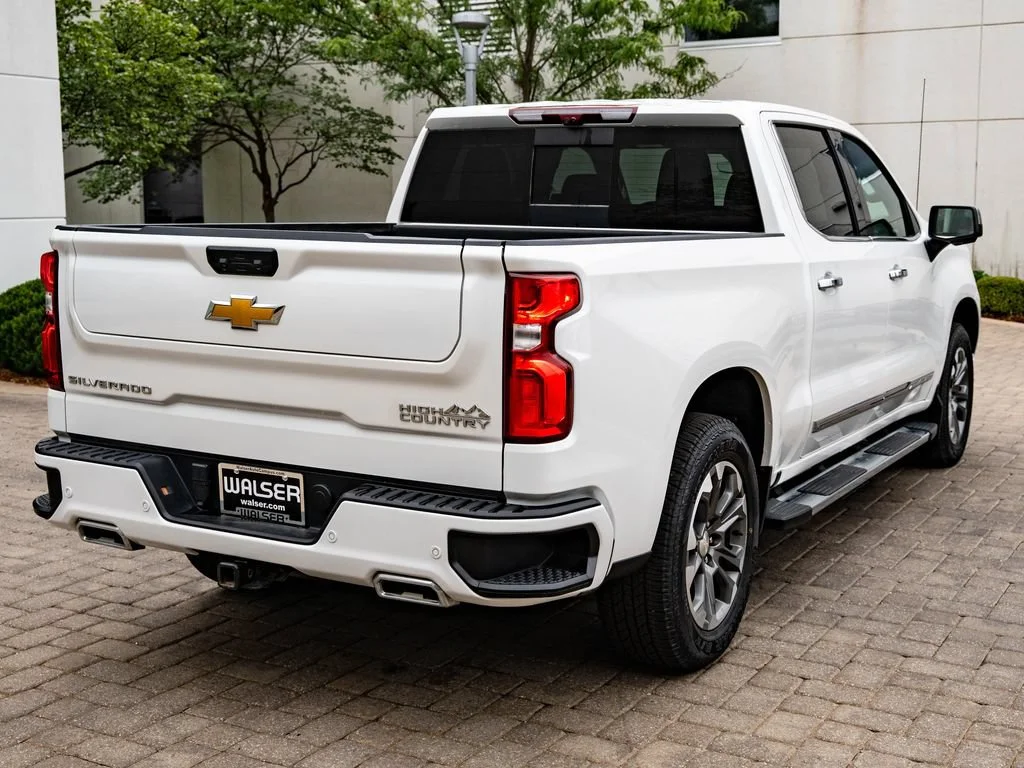 Used 2024 Iridescent Pearl Tricoat Chevrolet High Country image 10