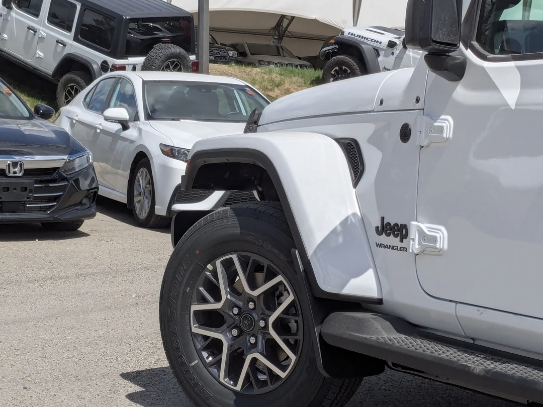 New 2026 White Jeep Sahara - - 4x4 - Body- Color Top - Side Steps - 2.0L Turbo - Remote Start & More! image 9