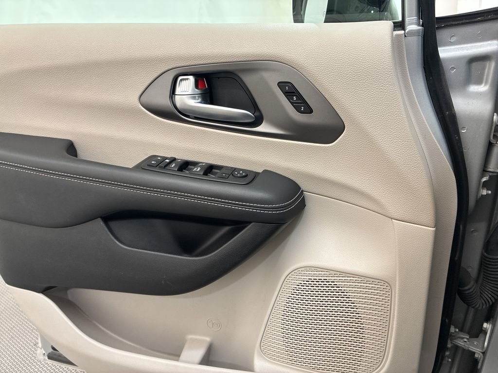 Used 2024 Silver Chrysler Touring L image 27
