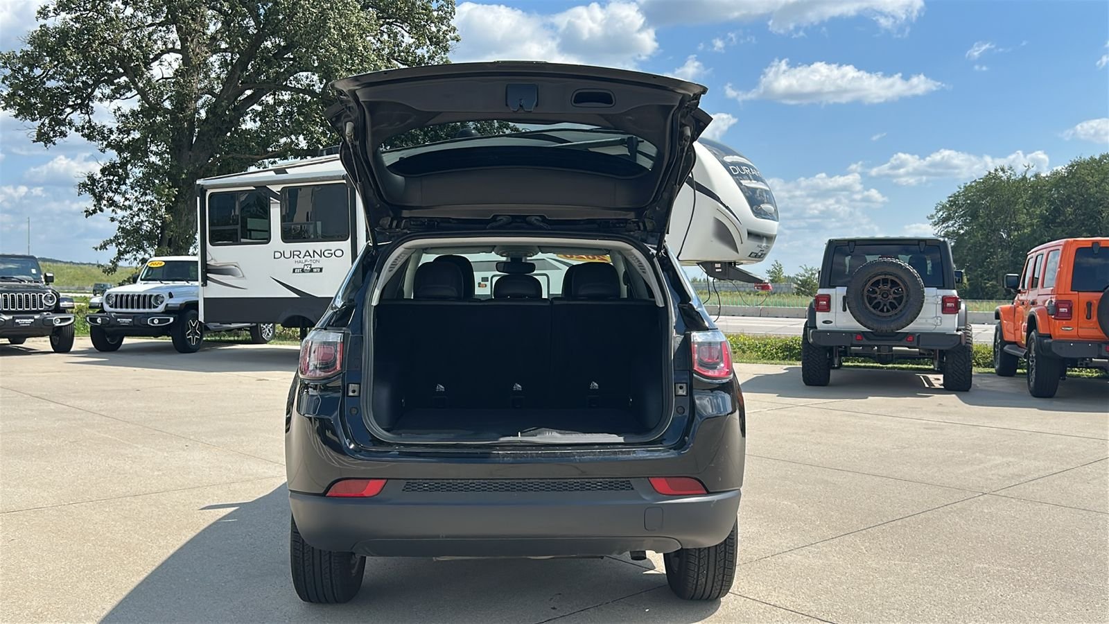 Used 2020 Black Jeep Latitude image 17