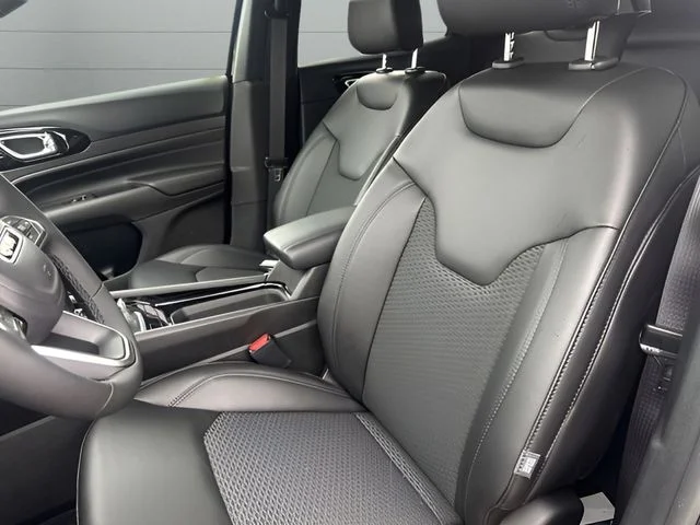 New 2026 Fathom Blue Pearl-Coat Exterior Paint Jeep Latitude image 20