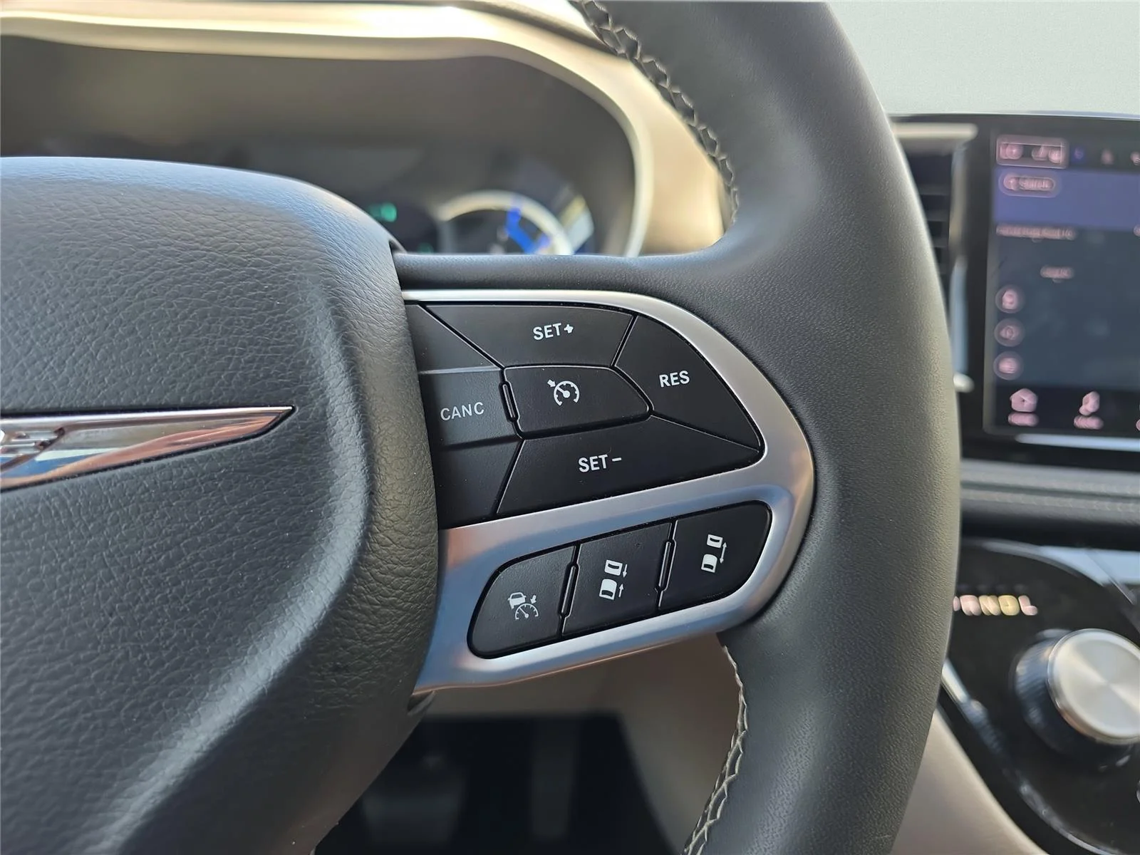 Used 2024 Black Chrysler Hybrid Select image 29