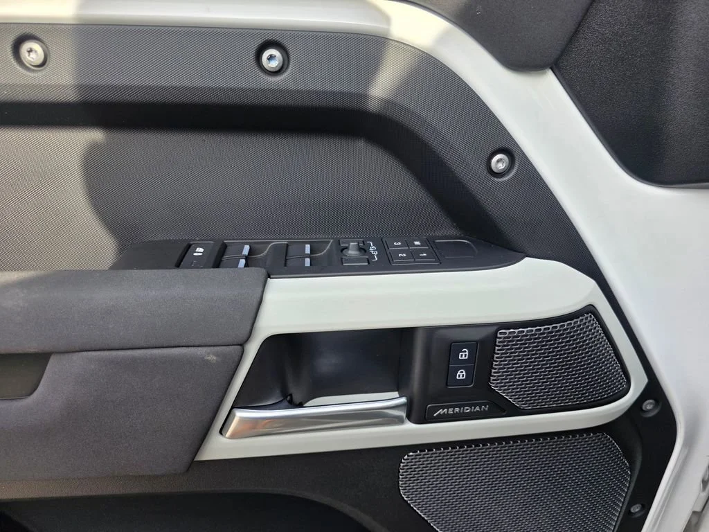Used 2023  Land Rover S image 14