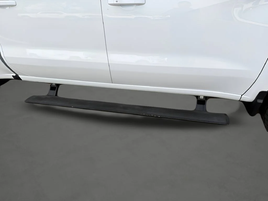 Used 2023 SUMMIT WHITE Chevrolet RST image 13