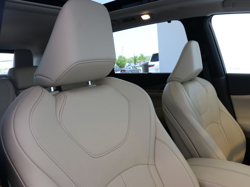 Certified Used 2025 White INFINITI LUXE image 47