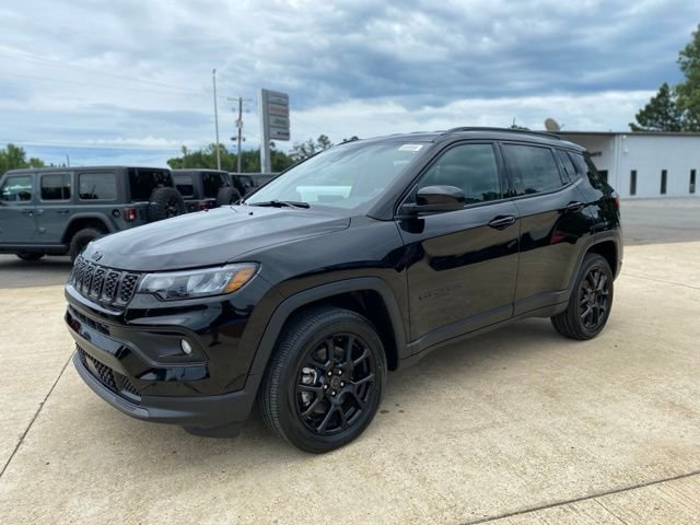 New 2026 Diamond Black Crystal Pearl-Coat Exterior Paint Jeep Latitude image 3