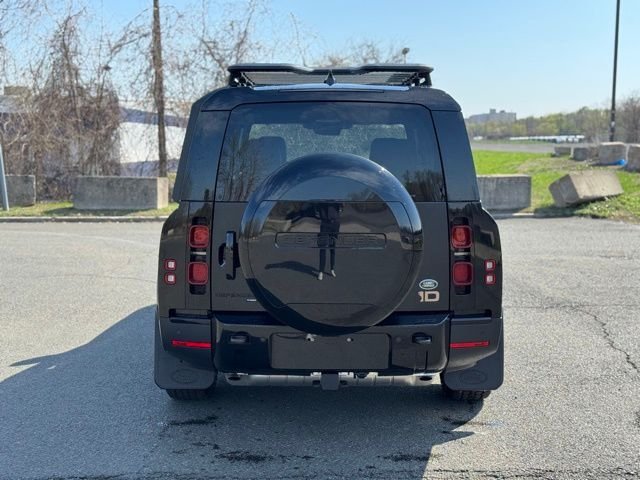 New 2023 Santorini Black Land Rover SE image 4