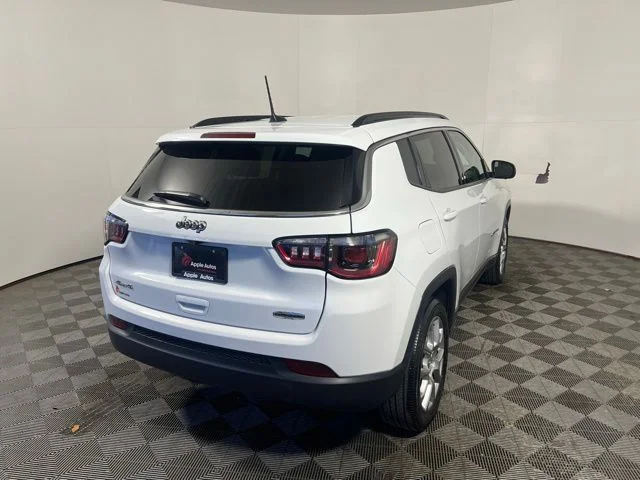 Certified Used 2022 White Jeep Latitude Lux image 9