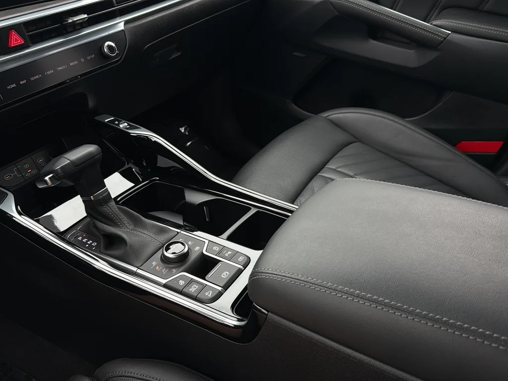 Used 2026 Wolf Gray Kia X-Pro SX Prestige image 14