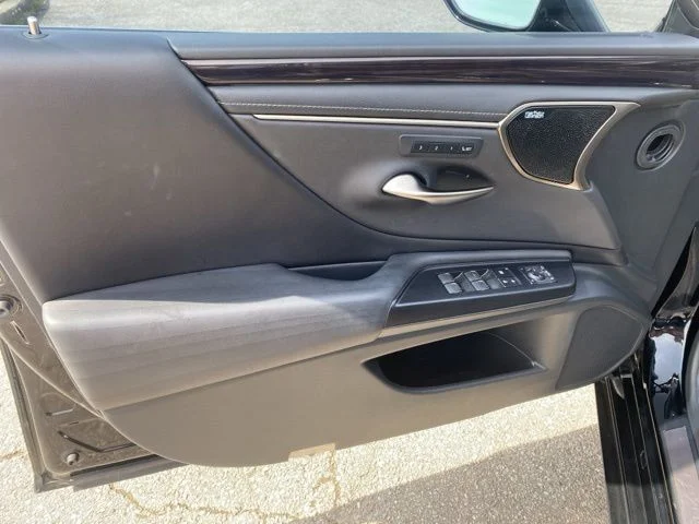 Used 2021 Black Lexus 300h Luxury image 17