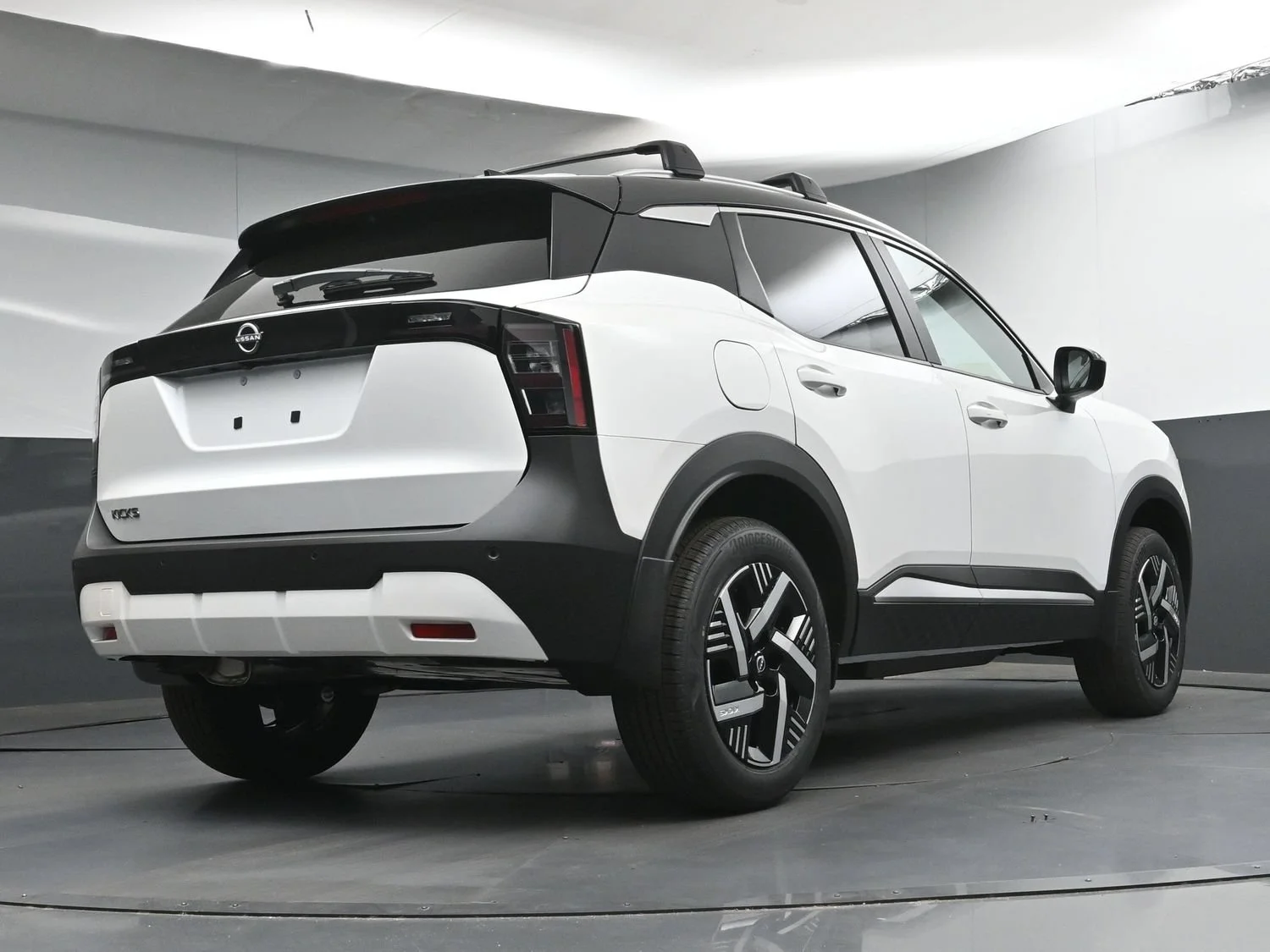 New 2026 Aspen White Tricoat/Super Black Nissan SV image 24