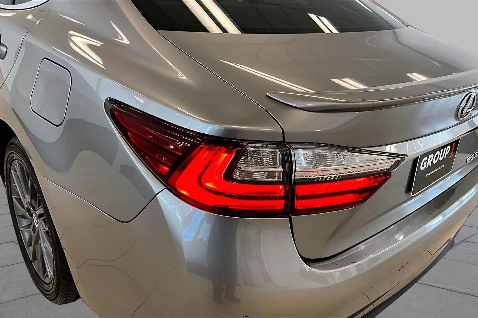 Used 2018 Atomic Silver Lexus  image 26