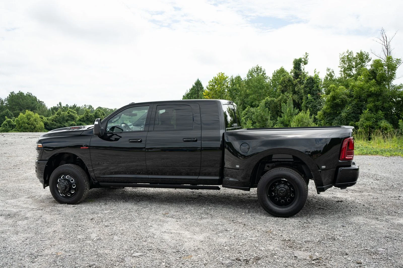 New 2026 Diamond Black Crystal Pearl-Coat Exterior Paint RAM Laramie image 16