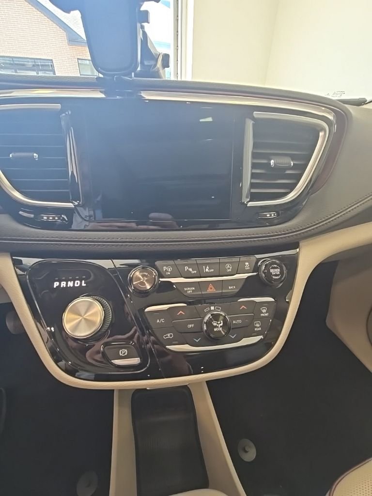 Used 2017 Molten Silver Chrysler Limited image 11