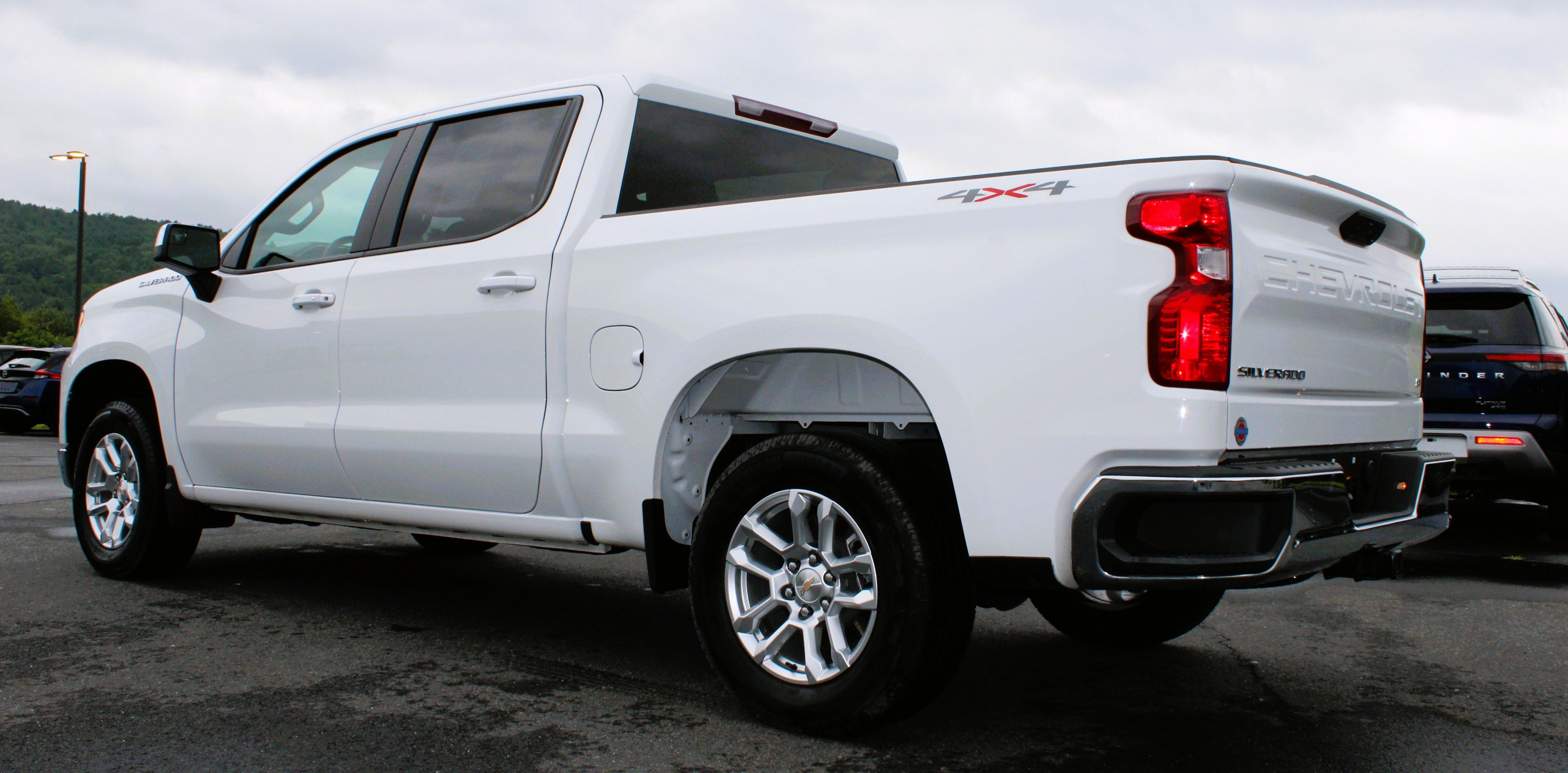 Used 2025 Summit White Chevrolet LT image 12