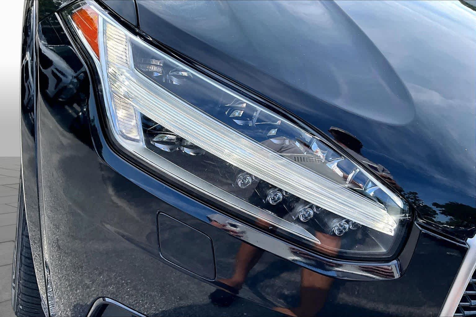 Used 2019 Onyx Black Metallic Volvo R-Design image 28