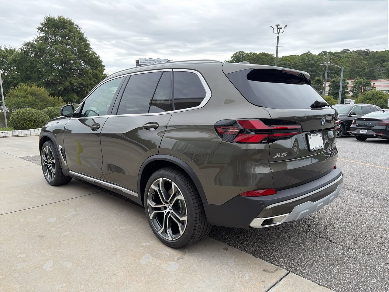 New 2026 Manhattan Green Metallic BMW xDrive40i image 6