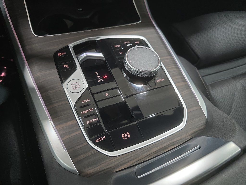 Used 2026 Black Sapphire Metallic BMW sDrive40i image 19