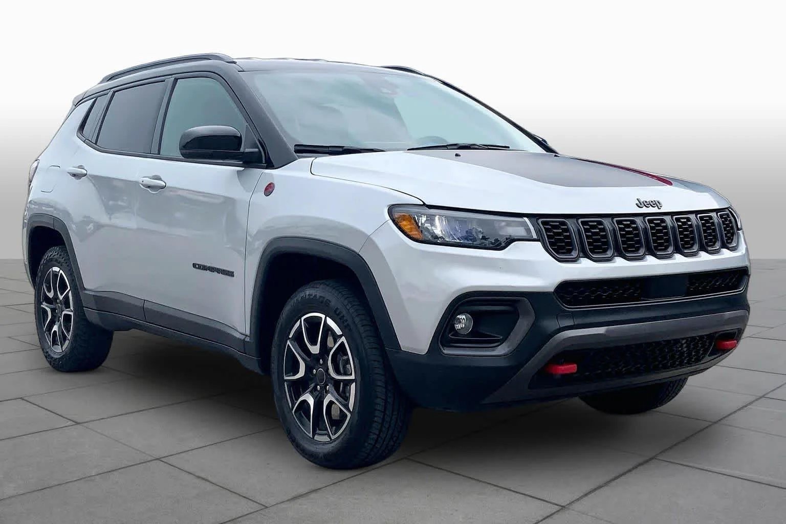Used 2025 Silver Zynith Metallic Clearcoat Jeep Trailhawk image 3
