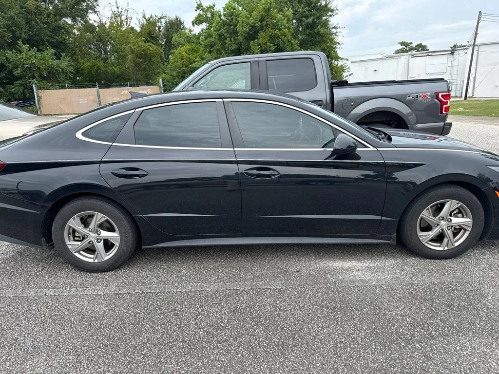 Used 2021 Black Hyundai SE image 12