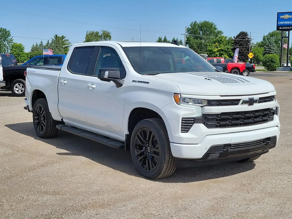 New 2026 Summit White Chevrolet RST image 2