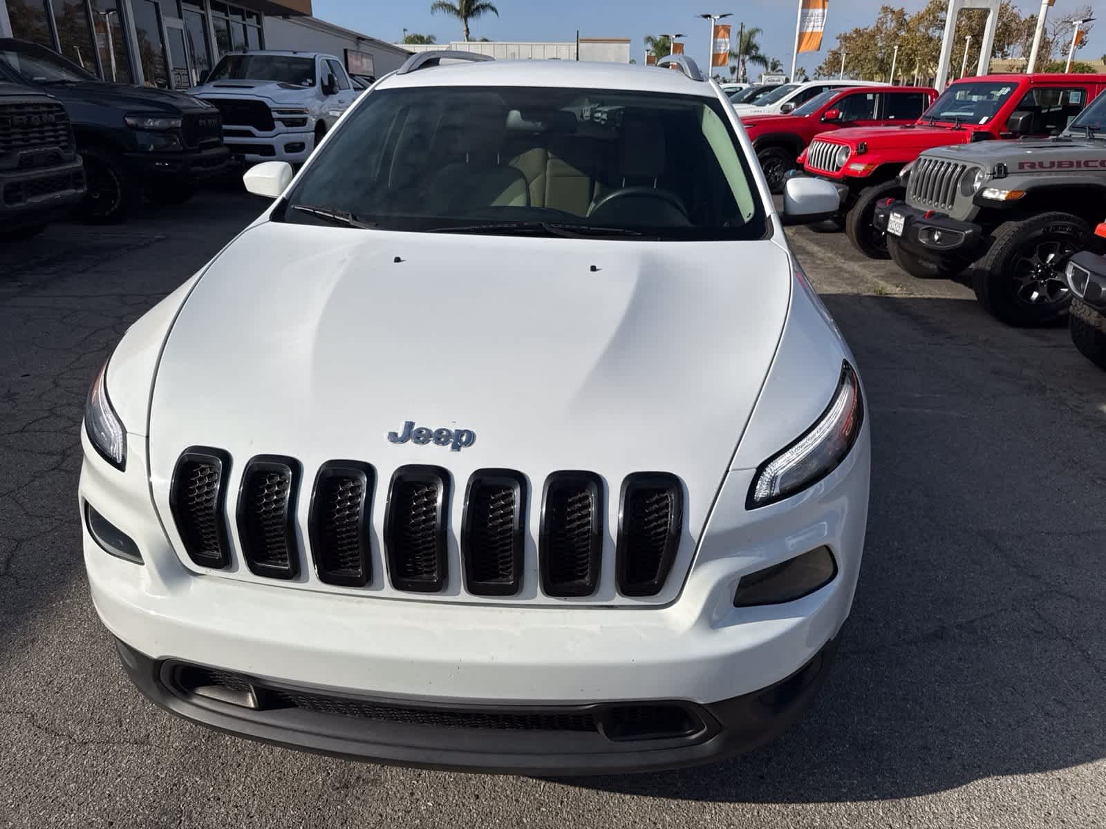 Used 2018 Bright White Clearcoat Jeep Latitude image 21