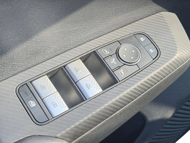 Used 2024 Silver Mitsubishi SE image 17