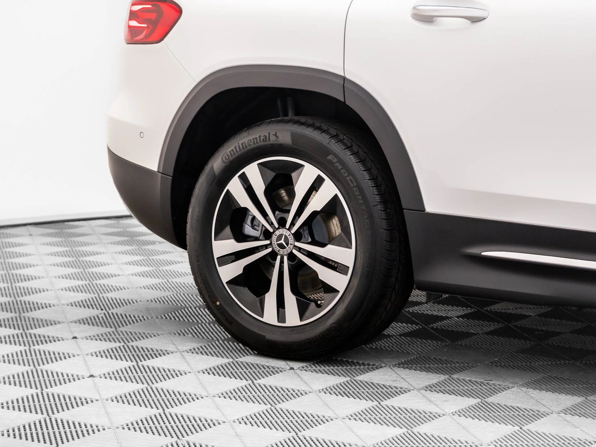New 2026 White Mercedes-Benz GLB 250 image 34
