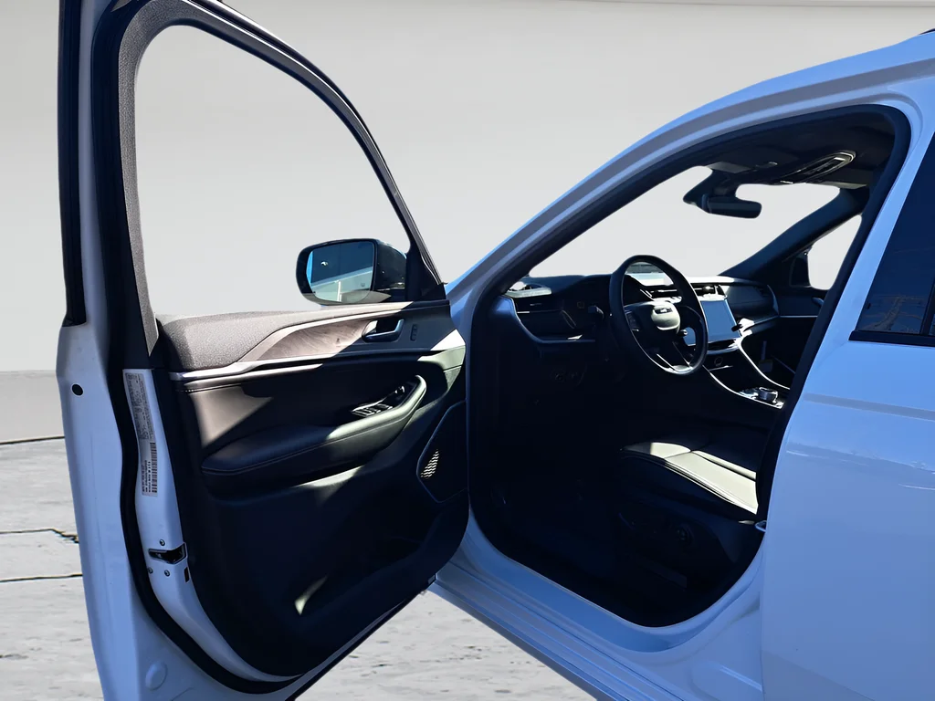 New 2026 Bright White Clear-Coat Exterior Paint Jeep Limited image 18
