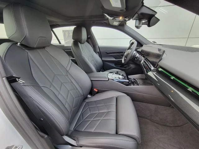 Used 2025 White Metallic BMW 530i image 19