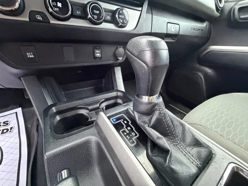 Used 2018 White Toyota SR5 image 25