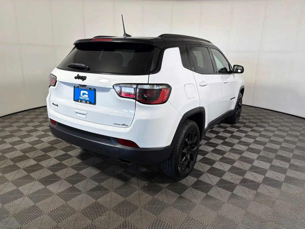 Used 2022 White Jeep Latitude image 7