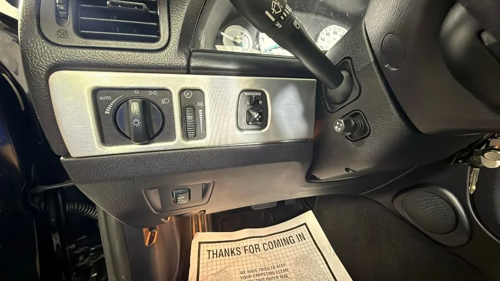 Used 2003  Ford Deluxe image 24