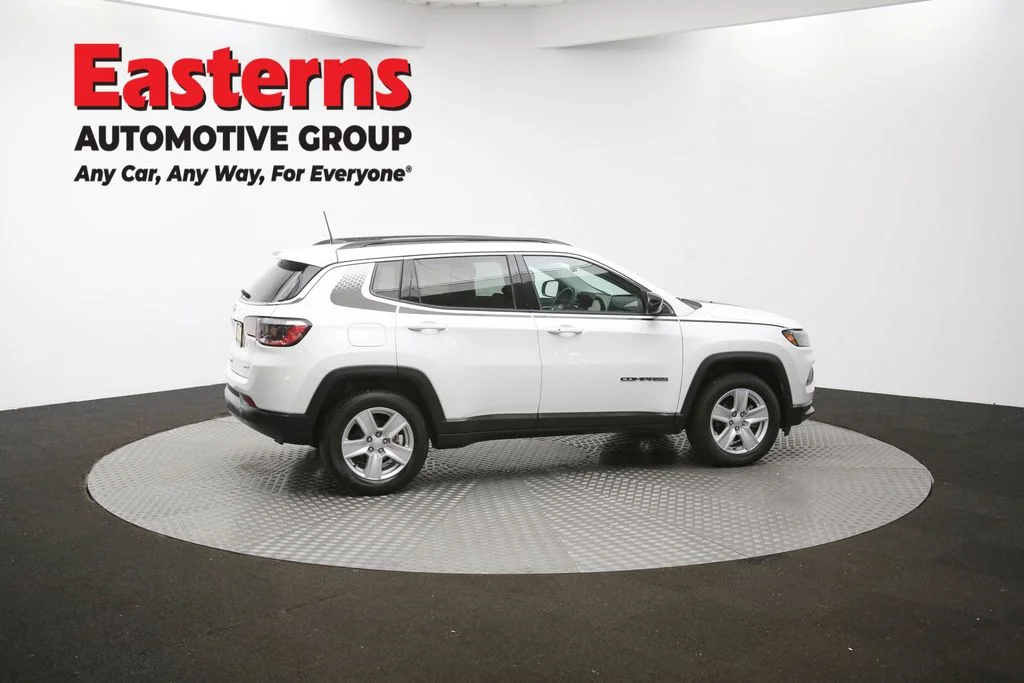 Used 2022 White Jeep Latitude image 41