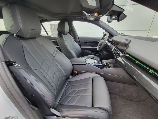 Used 2025 White Metallic BMW 530i image 19
